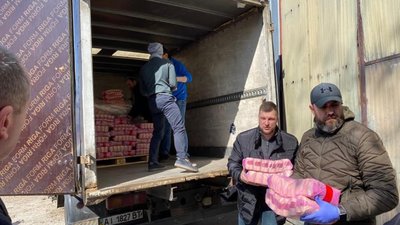В офісі «Європейської Солідарності» активісти готують продуктові пакунки для тих, хто не може вийти з дому під час епідемії