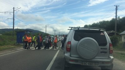 На трасі Львів - Ужгород селяни другий день блокують рух: водії невдоволені протестами (ВІДЕО, ФОТО)