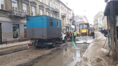 У Львові на вулиці Франка повністю зупинився рух транспорту (ФОТО)