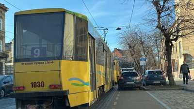 У Львові біля Бандери вишикувались трамваї
