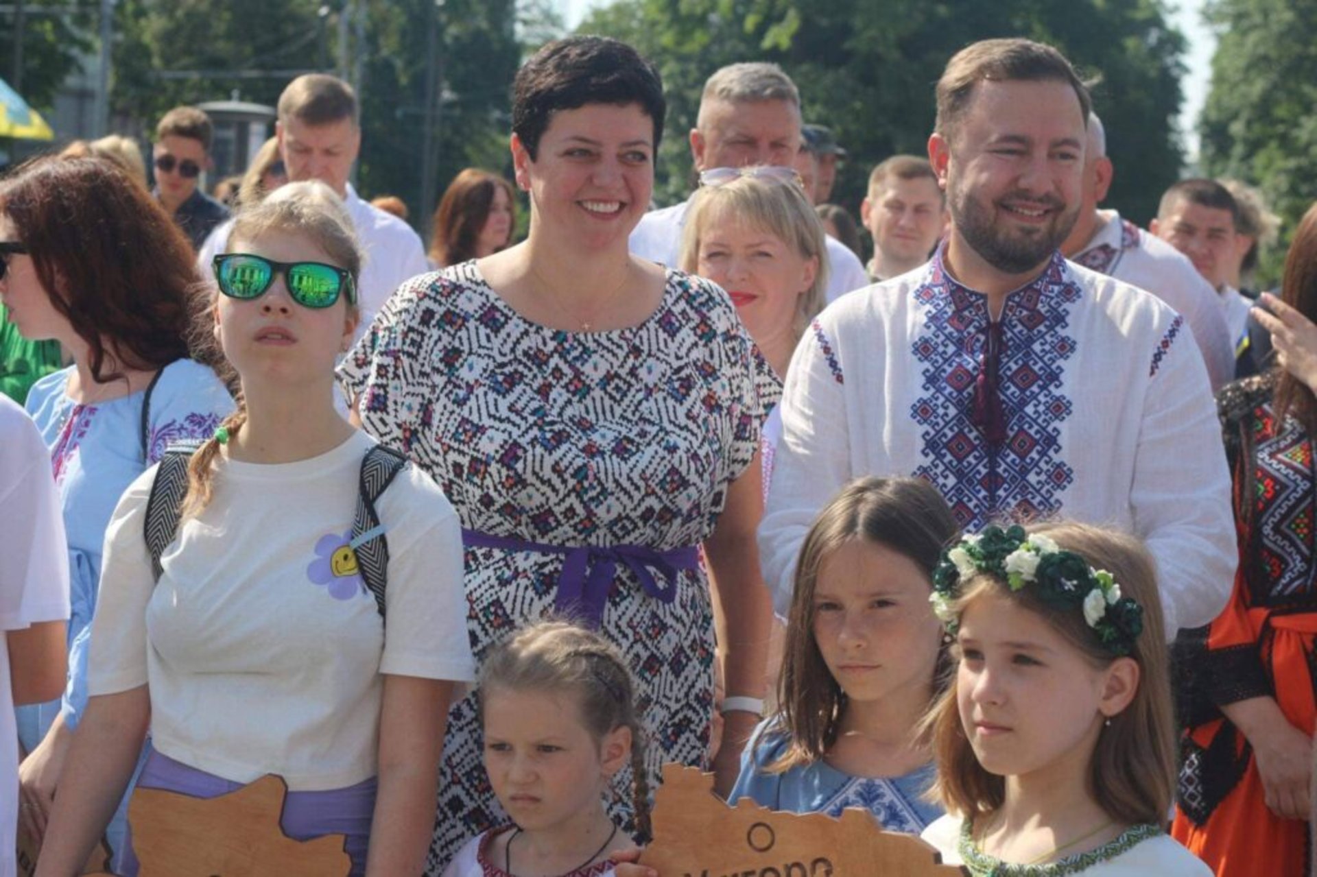 Дітки з різних куточків держави, які через війну знайшли прихисток на Львівщині, склали з дерев’яних пазлів карту України як символ неподільності нашої держави. Кожна дитина встановила на основу одну область