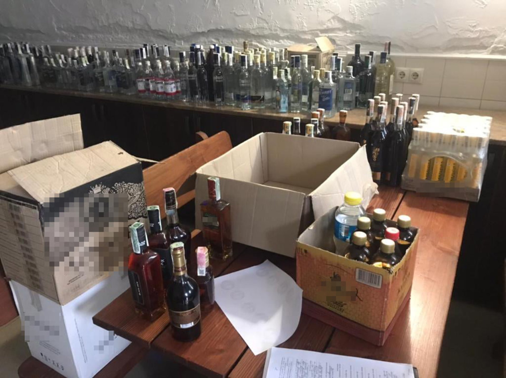 На Львівщині розкрили злочинну схему виготовлення фальсифікованого алкоголю та тютюнових виробів