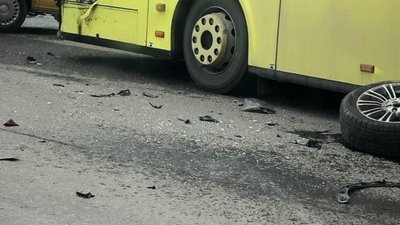 У Львові водійка переплутала педалі газу та гальм і в’їхала в автобус (ВІДЕО)