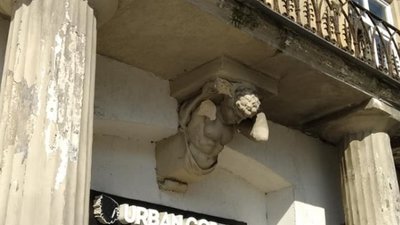 У центрі Львова біля перехожих обвалилася частина балкону (ФОТО)