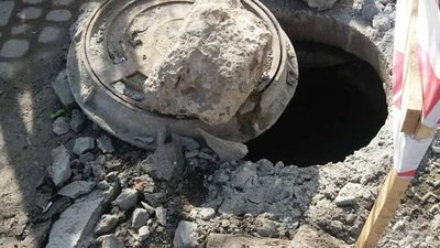 У Львові жінка провалилась у каналізаційний люк (ВІДЕО)