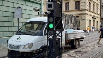У центрі Львова  вантажівка протаранила болард (ФОТО, ВІДЕО)