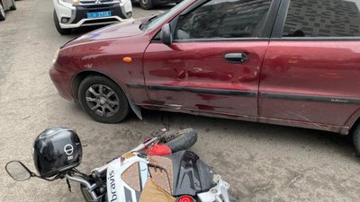 У Львові водій мопеда попав під Lanos