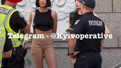 Поліція затримала двох дівчат, які танцювали біля могил українських воїнів
