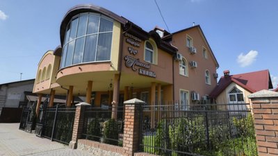 Власнику ресторану біля Львова, де влітку отруїлися 16 людей, повідомили про підозру