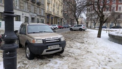У центрі Львова на газоні скверу паркують автомобілі