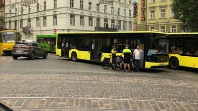 У центрі Львова сталась ДТП за участі автобуса (ФОТО)