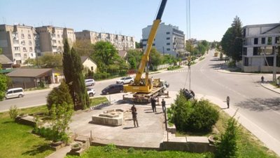 У Пустомитах демонтували радянський меморіал «Обеліск слави»