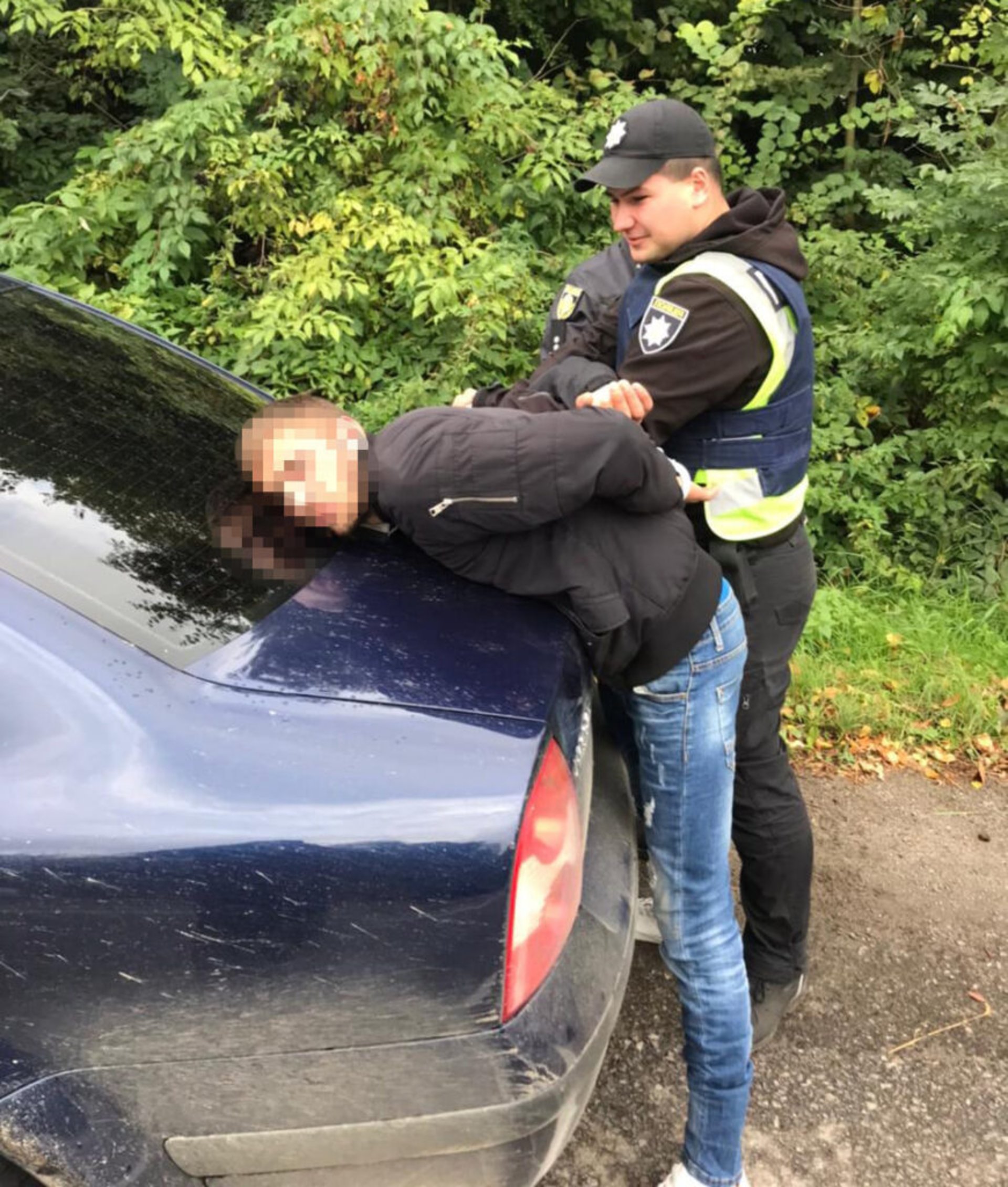 Поліцейські затримали зловмисників, підозрюваних у розбійному нападі на молоду дівчину