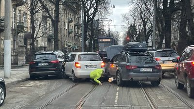 У Львові внаслідок ДТП автомобіль влетів у припарковану машину