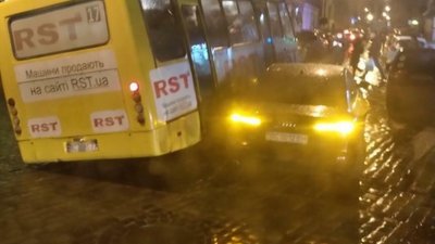 У Львові маршрутка не розминулась із автомобілем (ВІДЕО)