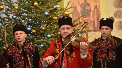 Колядники з Криворівні привітали львів'ян з Різдвом