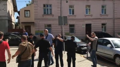 У Львові біля зали суду активісти закидали помідорами  антиукраїнського блогера-провокатора  (ВІДЕО)