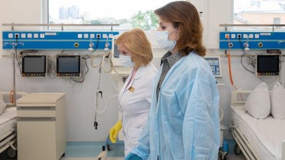Марина Порошенко передала в Олександрівську лікарню апарати ШВЛ, захисні костюми та медобладнання (ФОТО)