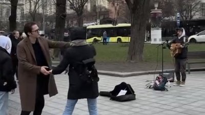 У центрі Львова танцювала пара (ВІДЕО)