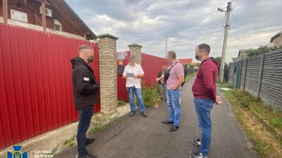 Посадовці Київської митниці долучились до контрабанди сигарет (ФОТО)