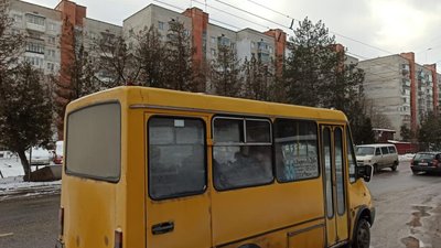 Комунальний перевізник Садового випустив на маршрут заборонені автобуси (ФОТО)