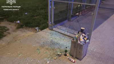 У Львові чоловіки розбили зупинку громадського транспорту (ФОТО, ВІДЕО)
