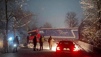На Львівщині вантажівка заблокувала рух до кордону з Польщею (ФОТО)