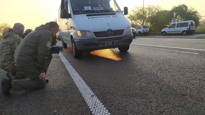 Мешканці Львівщини на колінах зустріли загиблого в ООС земляка (ФОТО)