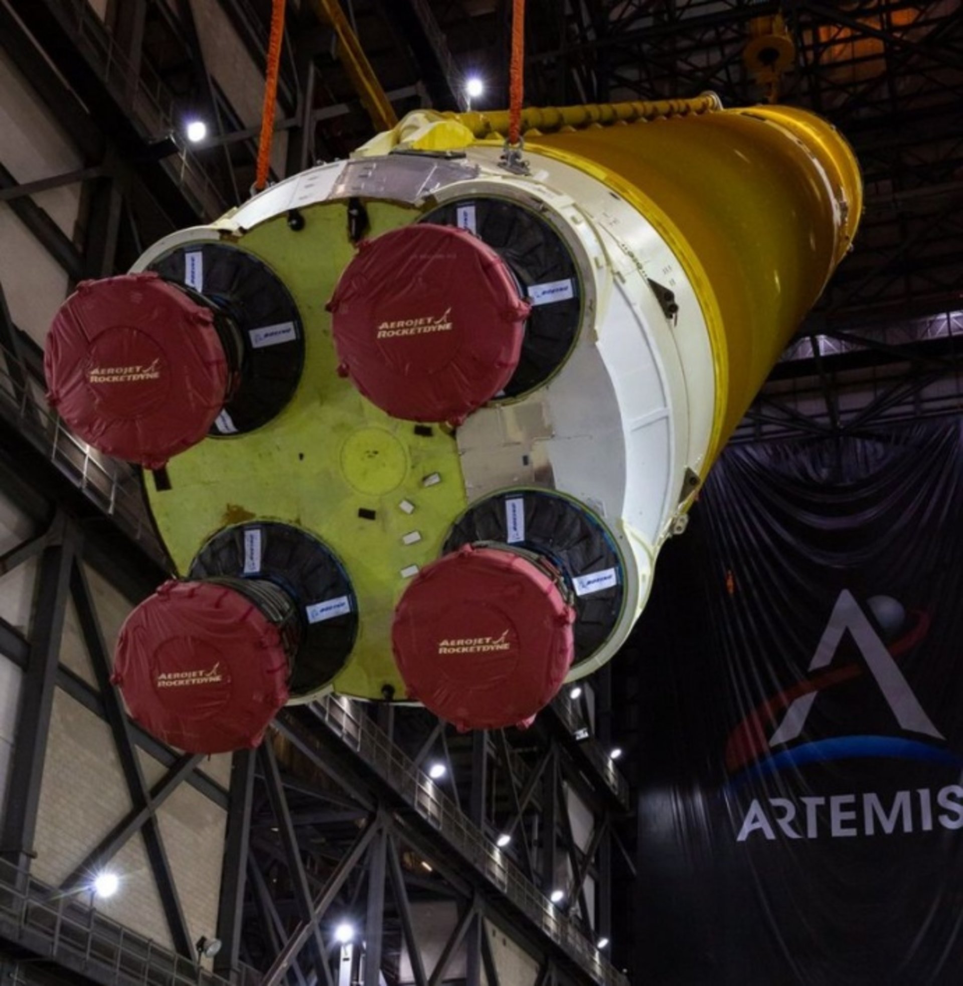 NASA показало гігантську ракету для польоту на Місяць
