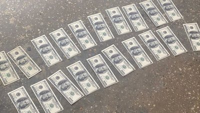 У Києві викрили працівницю ВЛК, яка одержала від призовника 2 000 доларів