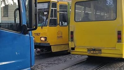У центрі Львова трамвай збив жінку на пішохідному переході (ФОТО)