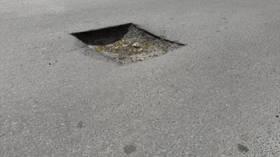 У Львові у спальному районі утворилась глибока яма
