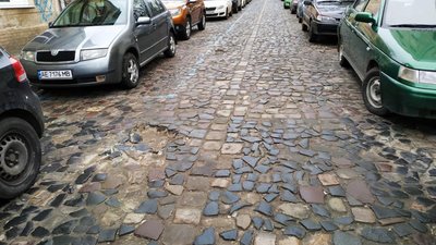 Як у Львові замощена каменем дорога перетворюється в хлам (ФОТО)