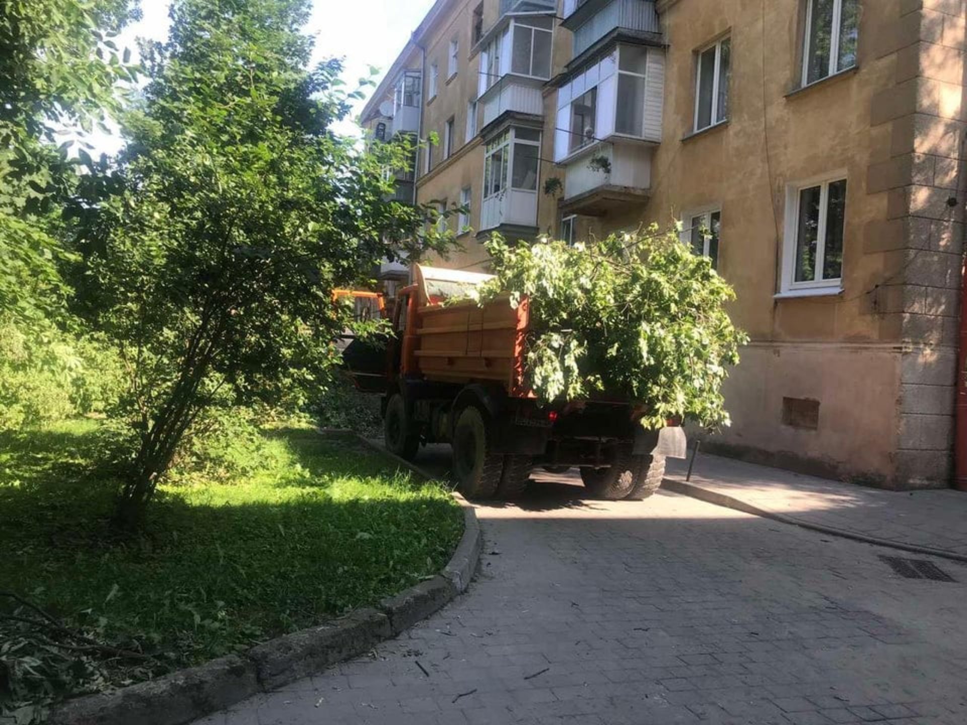 У Львові комунальні служби продовжують прибирати місто від наслідків негоди, фото ЛМР