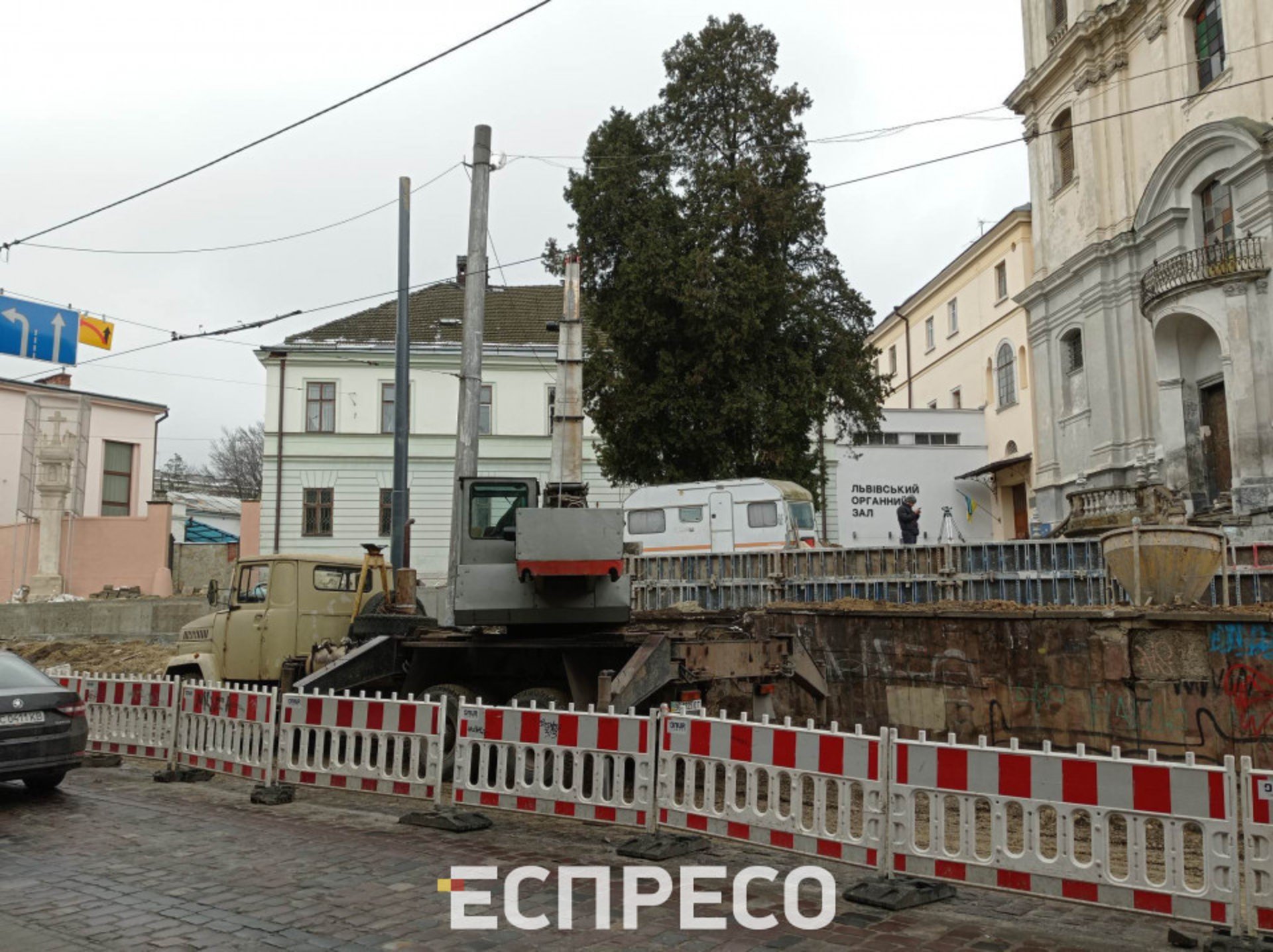 У Львові на вулиці Бандери майже повністю встановили нову підпірну стінку