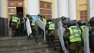 У Вінниці звільнили будівлю ОДА, яку захопили протестувальники (ФОТО)