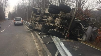 У Яремче перекинулася вантажівка (ФОТО, ВІДЕО)