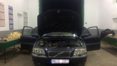 На Львівщині водій іномарки на угорських «бляхах» позбувся авто через контрабандний товар