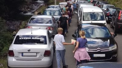 Синевир заполонили туристи на автомобілях: неможливо проїхати (ФОТО)