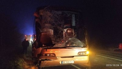 Дорогою до Польщі автобус з підлітками  в‘їхав у вантажівку: є загиблі та травмовані (ФОТО)
