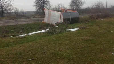Як на Львівщині зупинку здуло вітром (ФОТО)