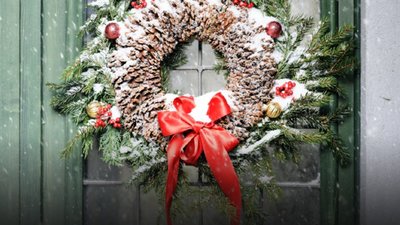 У Львові з дверей під’їзду чоловік вкрав різдвяний віночок (ВІДЕО)