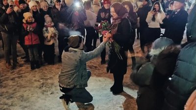 У центрі Львова біля ялинки чоловік освідчився дівчині (ВІДЕО)