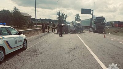 На Львівщині перекрили смугу руху до міста Рівне