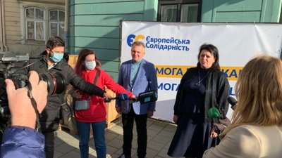 Синютка передав захисні костюми від Фонду Порошенка для членів ДВК Львова