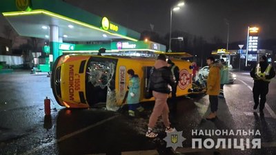 У Києві у ДТП перекинувся автомобіль швидкої допомоги (ФОТО, ВІДЕО)