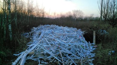 Біля Львова невідомі утворили звалище ртутних ламп (ФОТО)