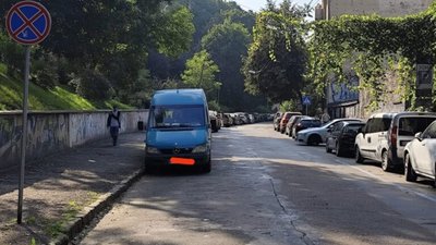 У Львові біля парку порушують правила паркування