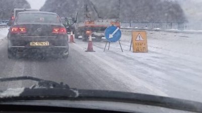На трасі "Київ - Чоп" не розминулись автомобілі (ФОТО)