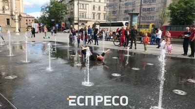 Фонтан замість сцени: нетверезий чоловік влаштував виставу у центрі Львова (ВІДЕО)